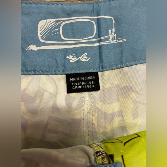 OAKLEY LOGO SURF / SWIM / BOARD SHORTS COMBO WITH WAX COMB & TOOL SZ36 - Picture 5 of 11
